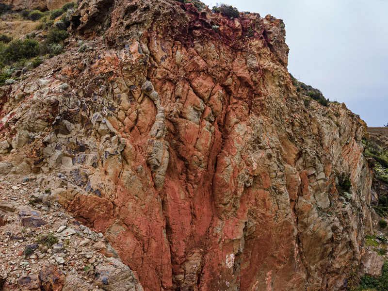 Figura 6: Struttura duomiforme di colore rossastro, presente allâ€™inizio del sentiero che porta alla cima di Kuddia di Scauri