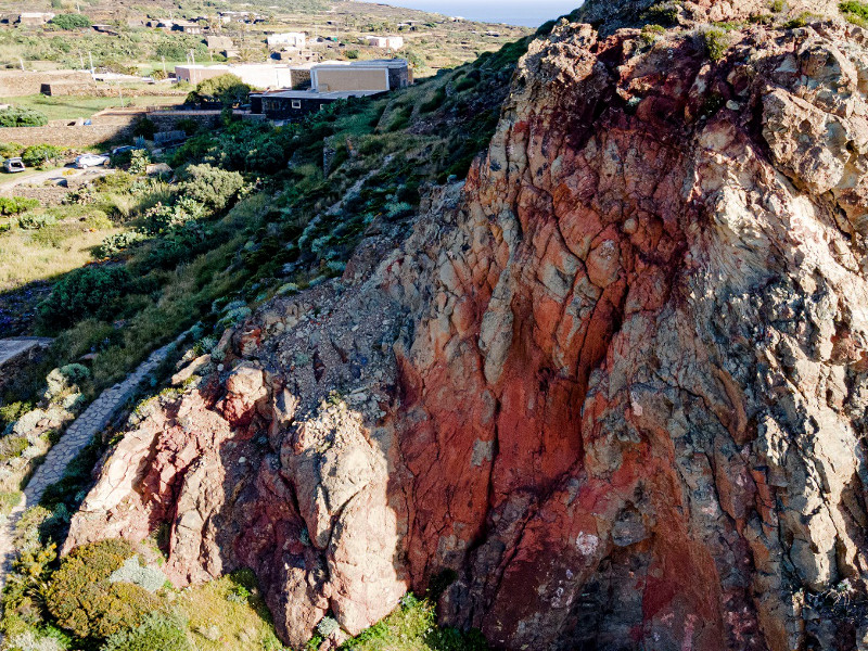 Figura 7: Struttura duomiforme di colore rossastro, presente allâ€™inizio del sentiero che porta alla cima di Kuddia di Scauri.